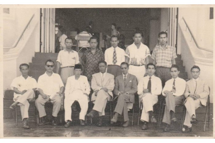 <a href="/assets/6e9713c1-b8f7-4685-bbe3-685593eb80b3/Group portrait of Banjar men at a community gathering.jpg">Group portrait of Banjar men at an aruh ganal or Banjar community gathering held in a rented bungalow on the eastern coast of Singapore</a>